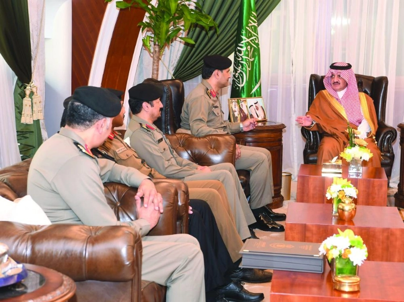 سعود بن نايف لدى استقباله قيادات شرطة المنطقة الشرقية (واس)