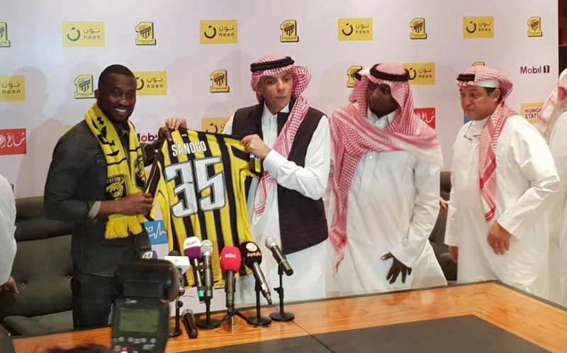 لؤي ناظر يقدم اللاعب سيكو سانوغو (إعلامي الاتحاد)