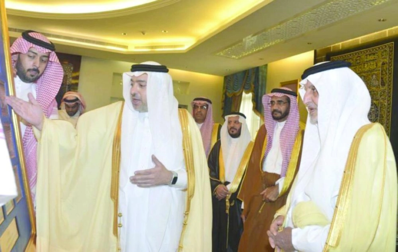خالد الفيصل مطلعا على مشروع الجامعة الإسلامية (مكة)