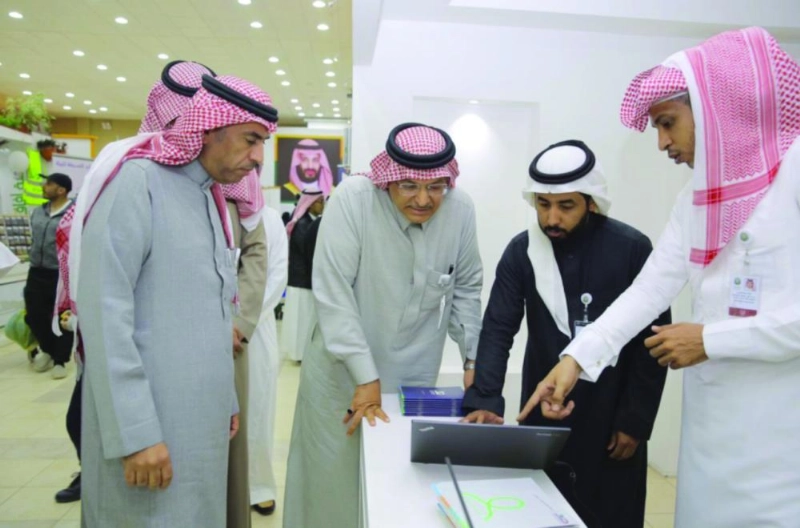 السديري متفقدا جناح الصندوق بالجنادرية (واس)