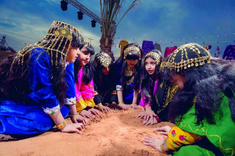 صغيرات يرتدين زي الجدات (واس)