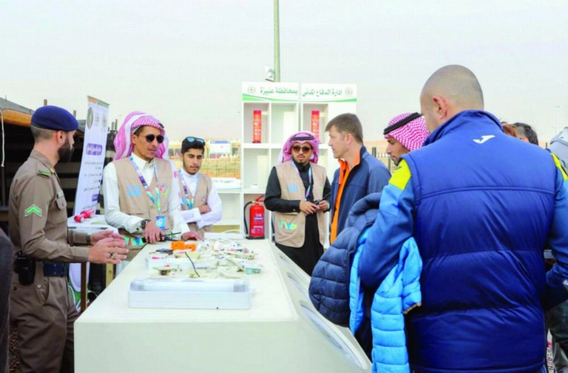 زوار يتعرفون على وقوع الحوادث (واس)