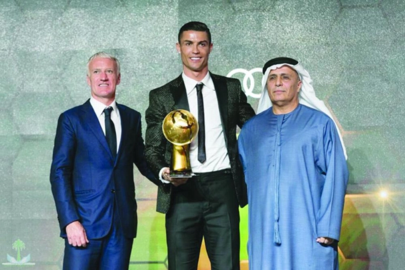رونالدو وديشامب عقب التتويج (تويتر)