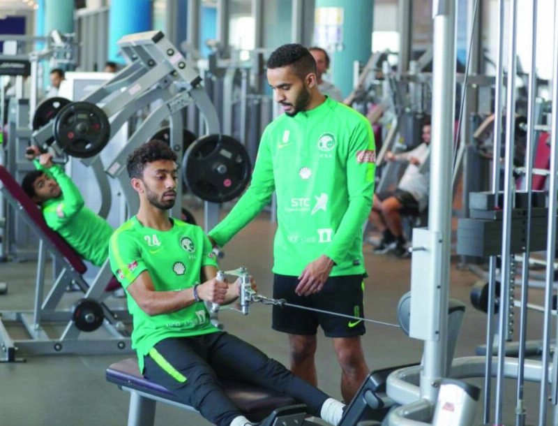 محمد البريك يتابع أداء زميله أيمن الخليف