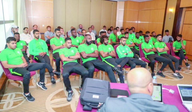 لاعبو الأخضر خلال اجتماع اللجنة المنظمة أمس (الاتحاد السعودي)