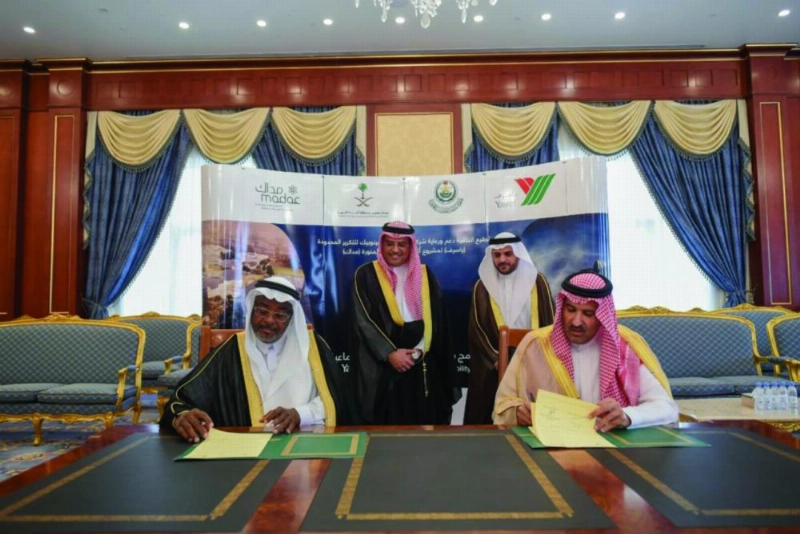 فيصل بن سلمان خلال توقيع الاتفاقية (واس)