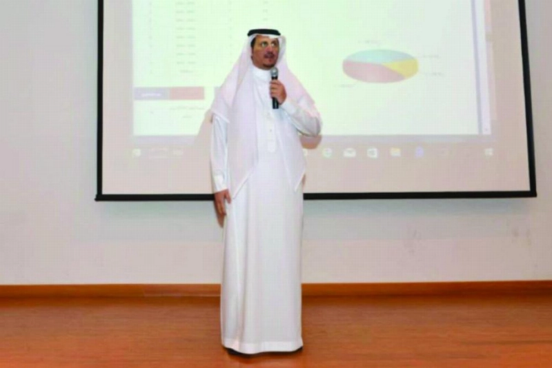 علي القرني متحدثا خلال الورشة (مكة)