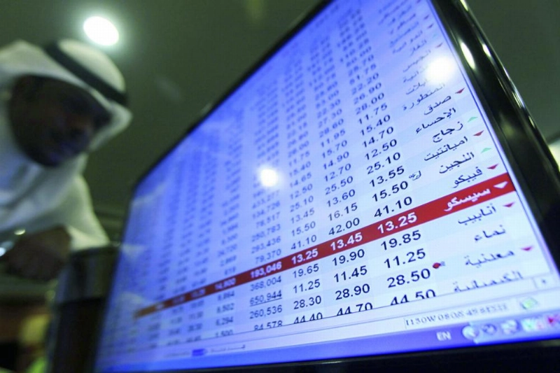 مستثمر يتابع شاشة تداول (مكة)