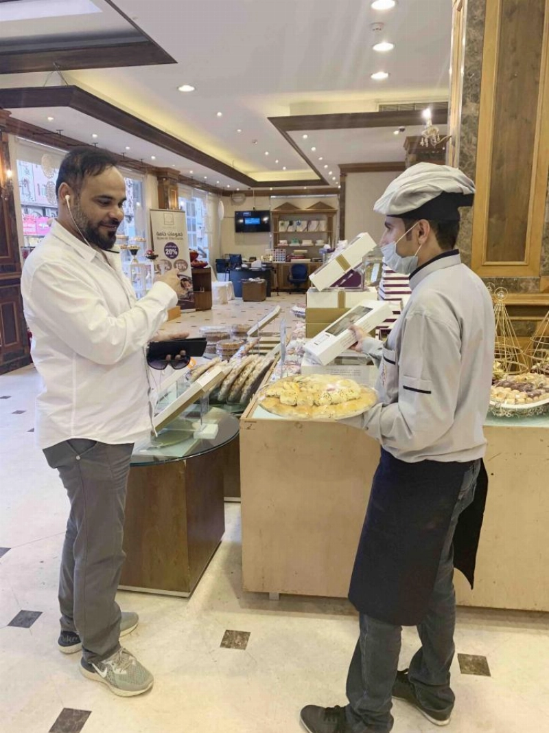 سعودي يعمل بمحل للحلويات في جدة أمس (مكة)