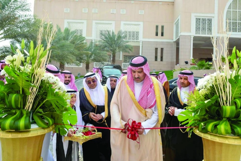 فيصل بن سلمان خلال تدشينه القافلة الطبية (واس)
