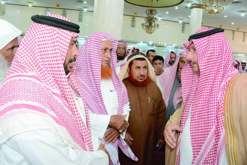 محمد بن لبده يقدم التعازي لذوي الشهيد (واس)