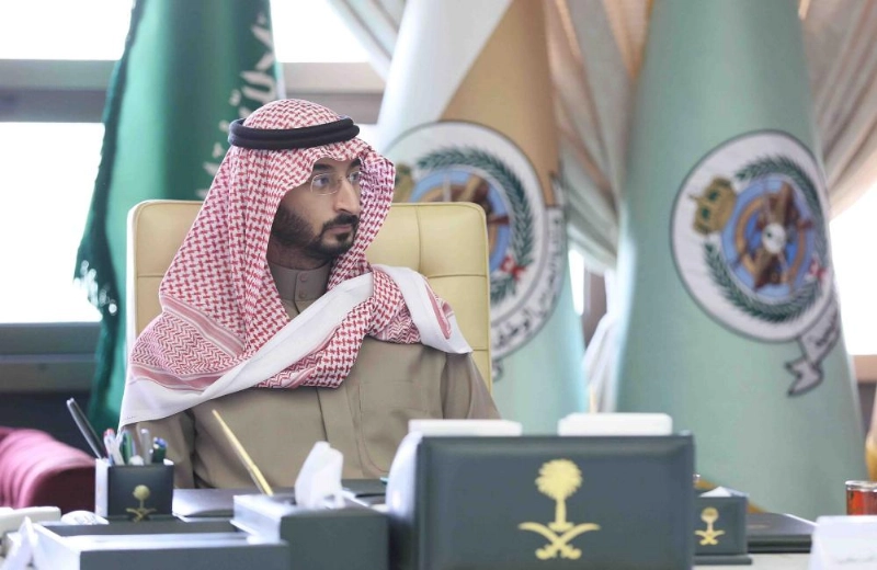 الأمير عبدالله بن بندر خلال اللقاء (واس)