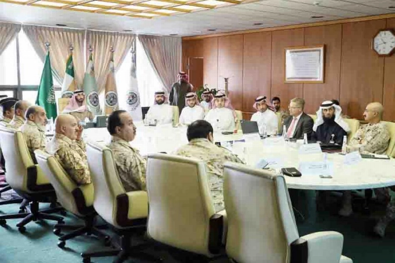 الأمير عبدالله بن بندر خلال اللقاء (واس)