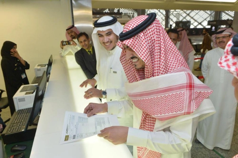 بدر بن سلطان يتسلم تذكرة الصعود لـقطار الحرمين متوجها من جدة إلى مكة
