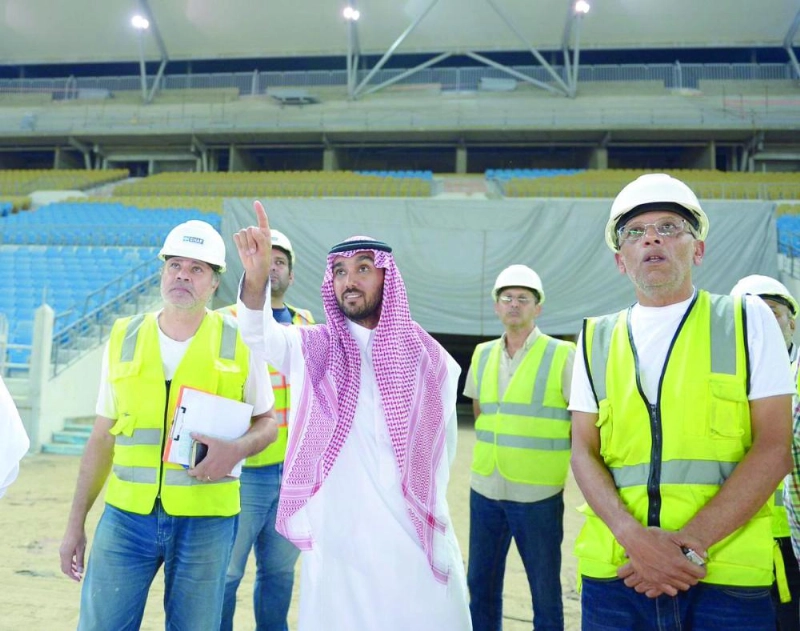 عبدالعزيز بن تركي متفقدا ملعب عبدالله الفيصل (هيئة الرياضة)