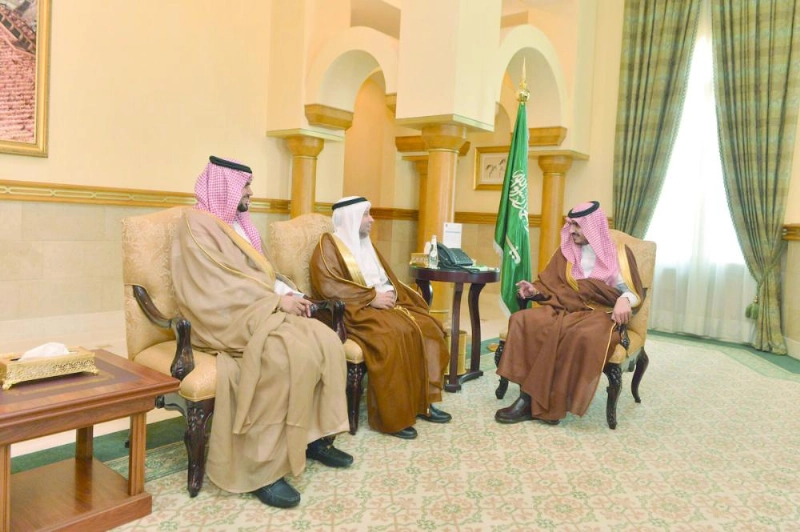 بدر بن سلطان خلال استقباله عبدالرحمن اليوبي وعدنان الحميدان (مكة)