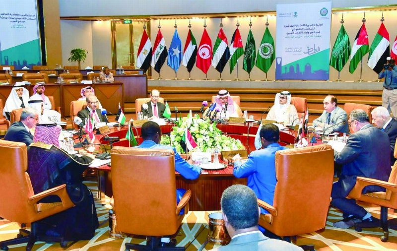 تركي الشبانة متحدثا خلال الاجتماع أمس (واس)