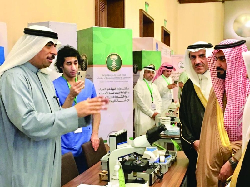 معاذ الجعفري متفقدا المعرض المصاحب (مكة)
