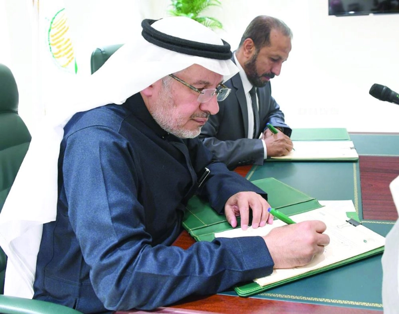 عبدالله الربيعة يوقع إحدى الاتفاقيات (واس)