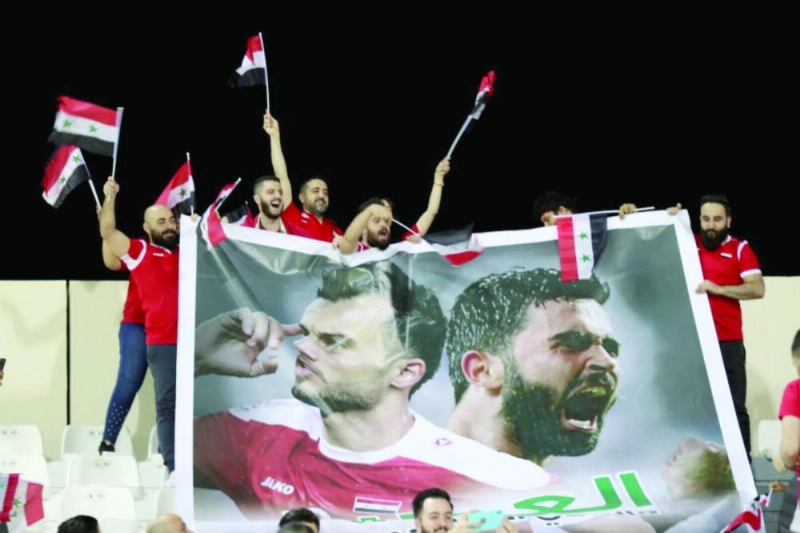 الجماهير السورية تحمل صورة السومة وخربين