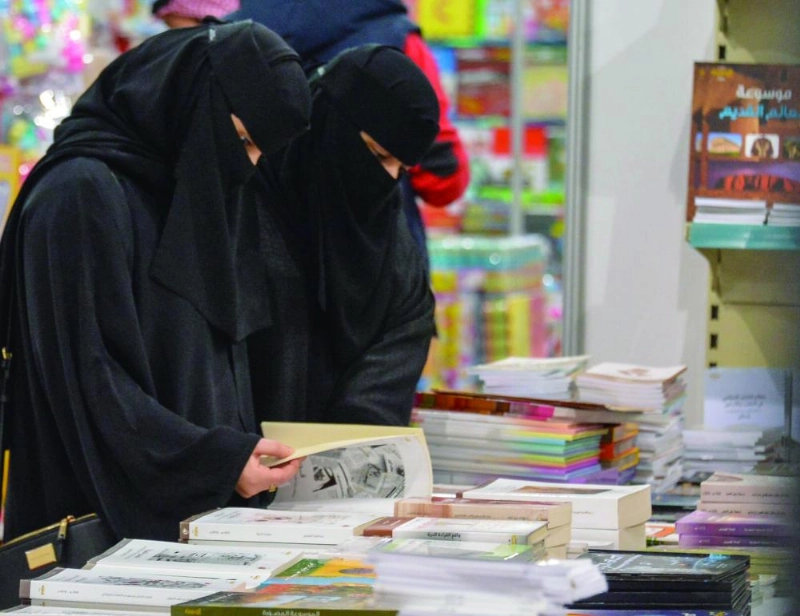 سيدتان داخل أحد الأجنحة بالمعرض (واس)