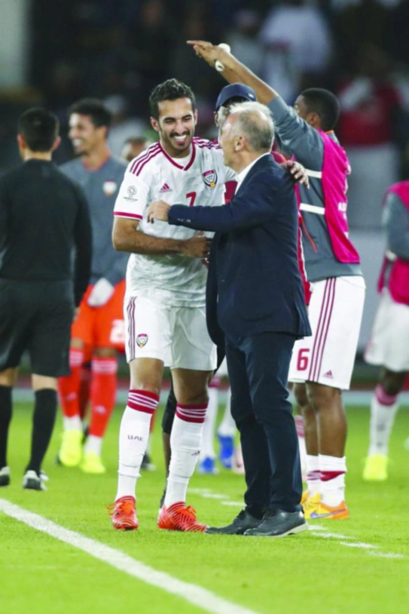 علي مبخوت محتفلا مع مدربه زاكيروني (الاتحاد الإماراتي)