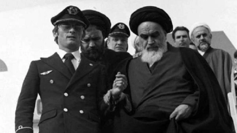 الخميني لدى وصوله إلى إيران عام 1979 قادما من فرنسا (تويتر)