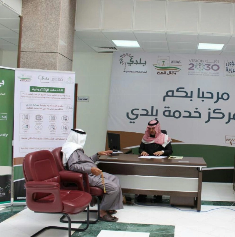 سعيد حافظ يستقبل المواطنين في مدخل المبنى (مكة)