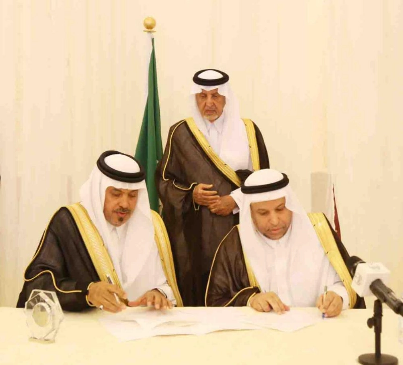 خالد الفيصل خلال توقيع إحدى الاتفاقيات