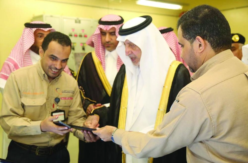 الأمير خالد الفيصل لدى إعطائه شارة البدء للتيار الكهربائي (مكة)