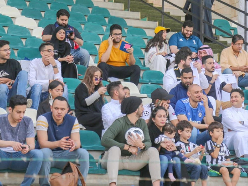 سيدات ورجال وأطفال من مختلف الأعمار خلال تدريبات يوفنتوس أمس (ياسر بخش)