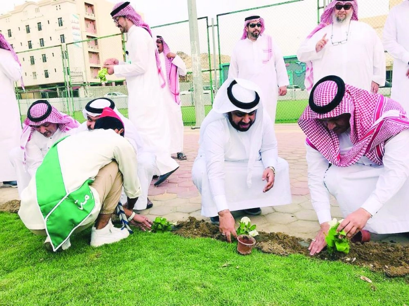 معلمون يشاركون الطلاب غرس الشتلات (مكة)
