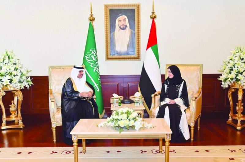 أمل القبيسي خلال لقائها أحمد الغامدي في الإمارات (واس)