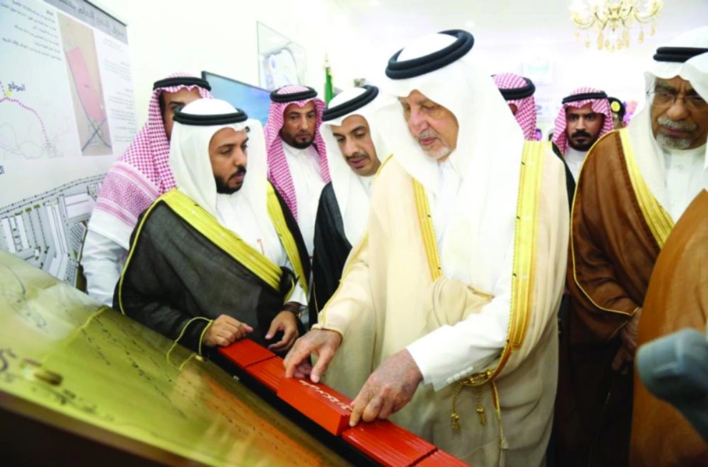خالد الفيصل لدى وضعه حجر أساس أحد المشروعات التنموية (مكة)