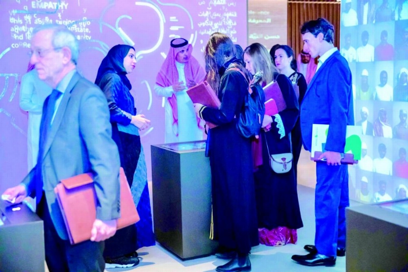 الوفد متجولا بمعرض الحوار التفاعلي (مكة)