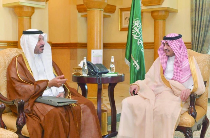 بدر بن سلطان لدى استقباله وائل مطير (مكة)