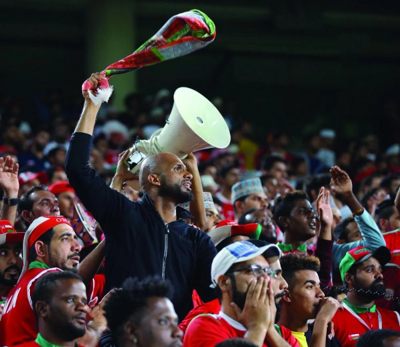 علي الحبسي دعم منتخب بلده من المدرجات (الاتحاد العماني)