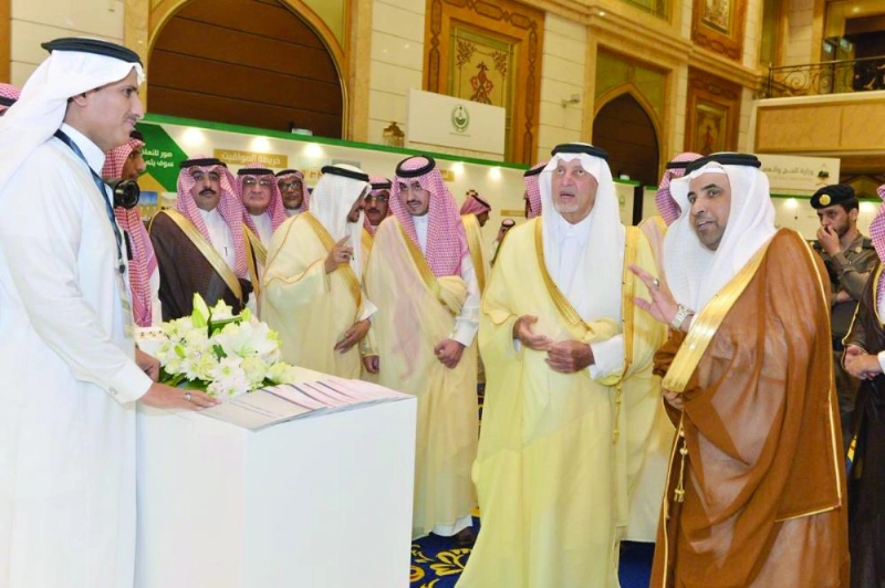 خالد الفيصل خلال تدشين المبادرات (الإمارة*)
