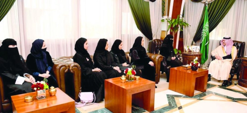 أمير الشرقية خلال لقائه أعضاء المجلس (واس)