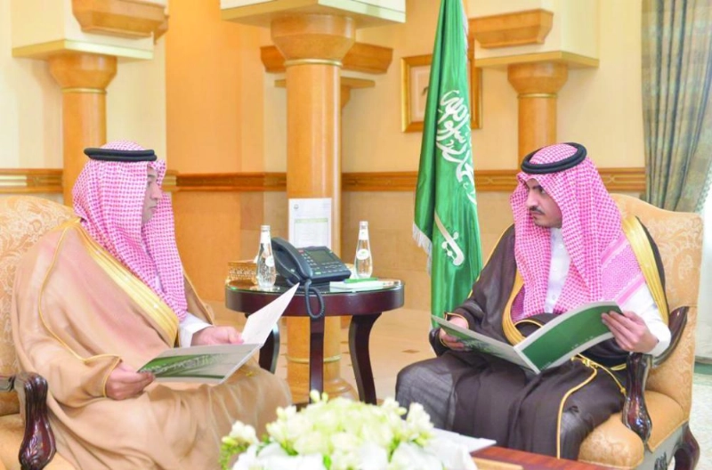 بدر بن سلطان لدى استقباله ماجد الزهراني (مكة)