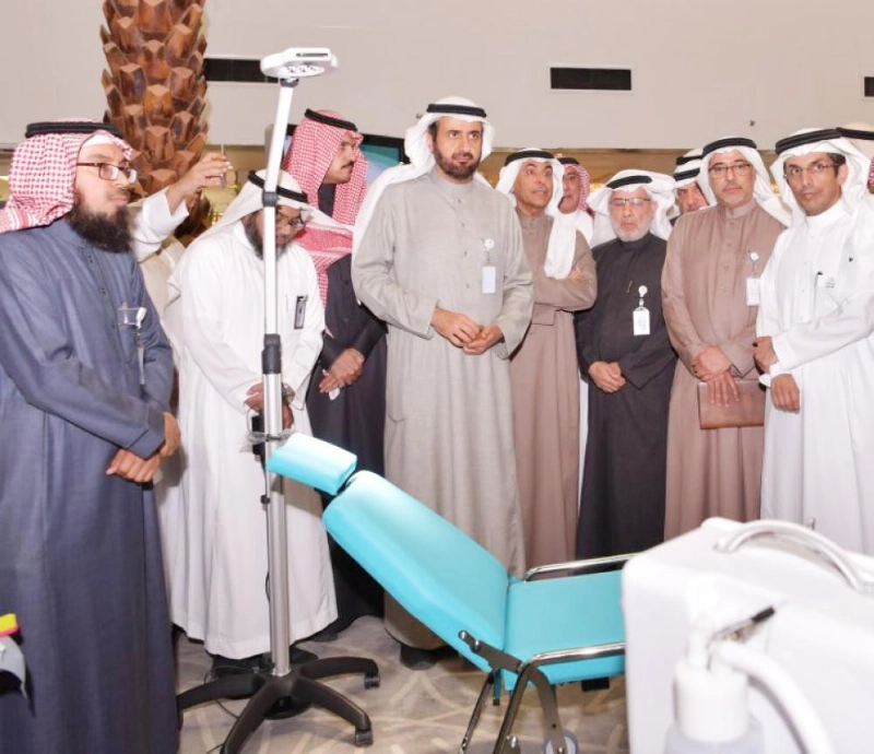 الربيعة خلال تدشين عيادات طب الأسنان المحمولة (مكة)