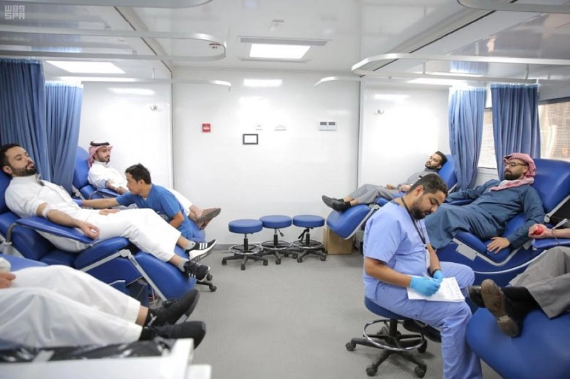 موظفون يتبرعون بالدم خلال الحملة (مكة)