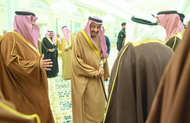 الملك سلمان لدى استقباله مسؤولي التجارة ورجال أعمال في قصر اليمامة بالرياض (واس)
