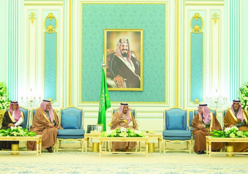الملك سلمان لدى استقباله مسؤولي التجارة ورجال أعمال في قصر اليمامة بالرياض (واس)