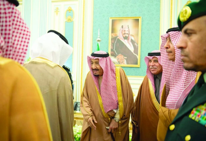 الملك سلمان لدى استقباله مسؤولي التجارة ورجال أعمال في قصر اليمامة بالرياض (واس)