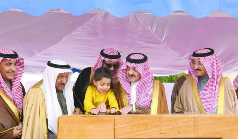 سعود بن نايف خلال وضع حجر الأساس (مكة)