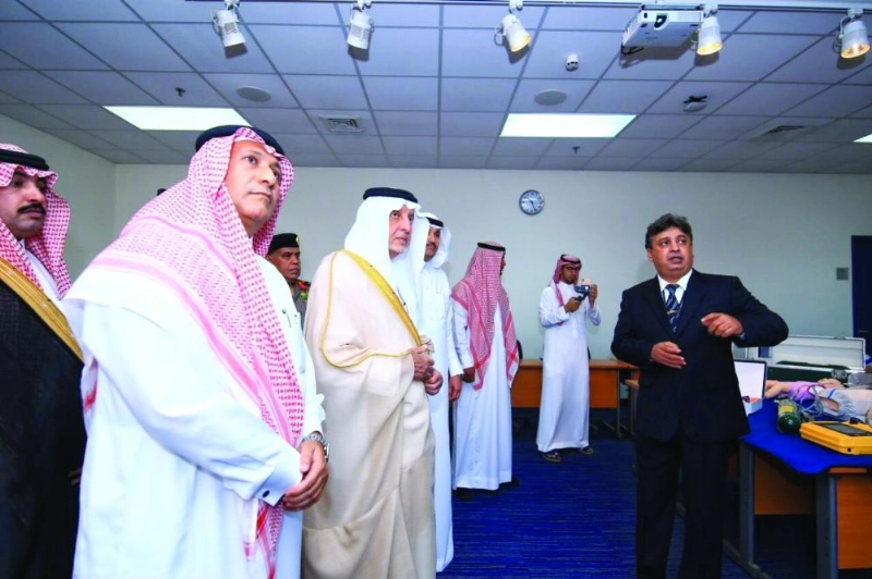خالد الفيصل متفقدا الأكاديمية (واس)