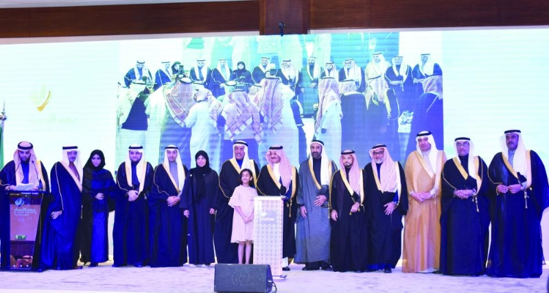 سعود بن نايف يتوسط مجلس إدارة الغرفة (مكة)