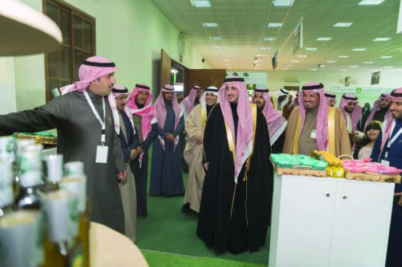 فيصل بن نواف خلال جولة بالمعرض (واس)