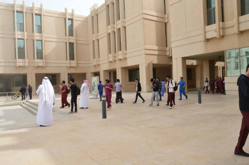 عدد من الطلاب يتابعون عملية إطفاء الحريق (مكة)